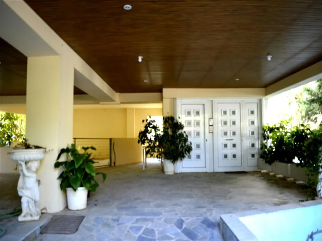 εμπορικό ακίνητο προς πώληση 695 τ.μ Βουλιαγμένη Νότια Αθήνας