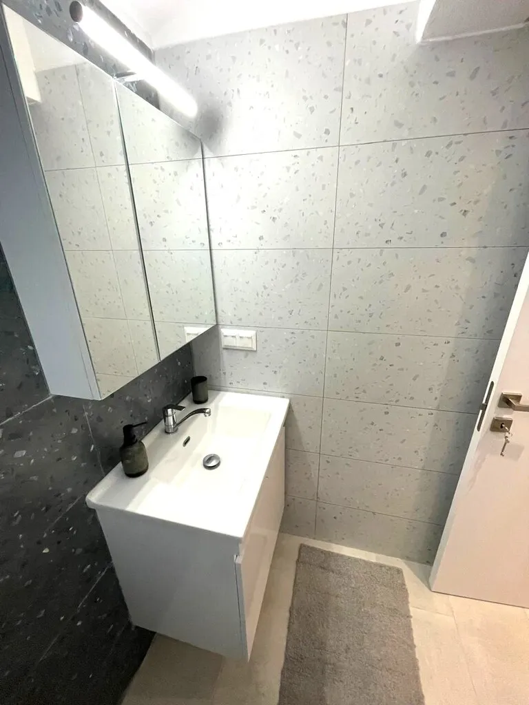 768