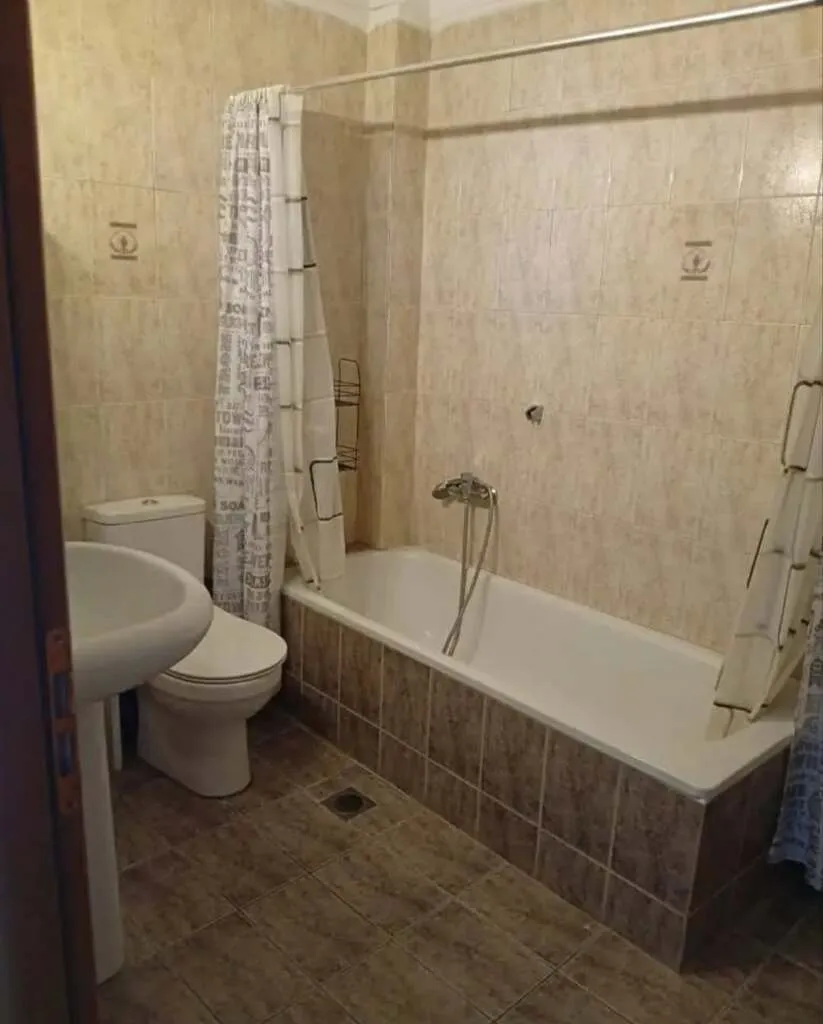 823