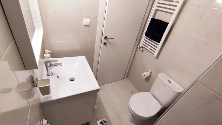 853