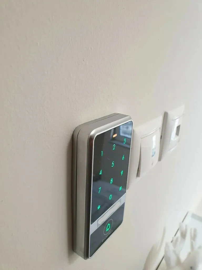 768