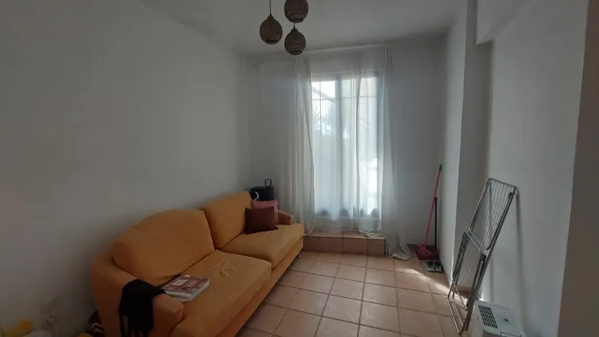 853