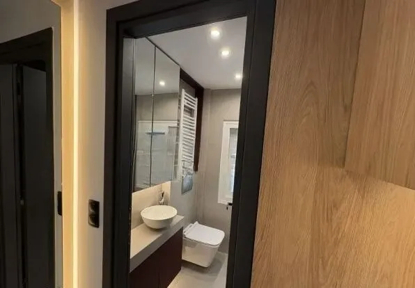 596