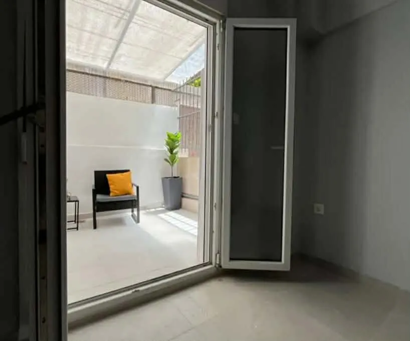 818