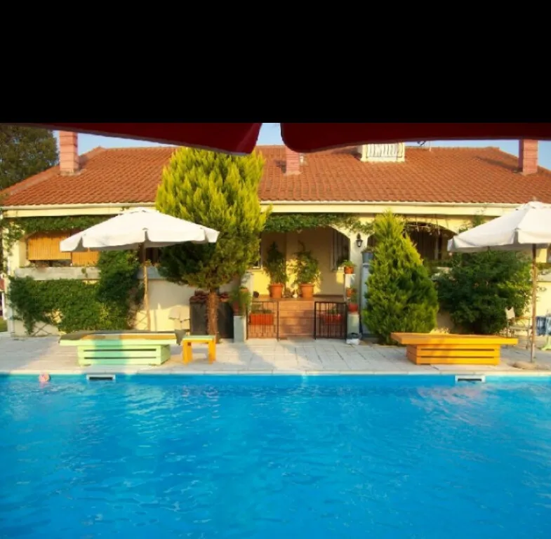 785