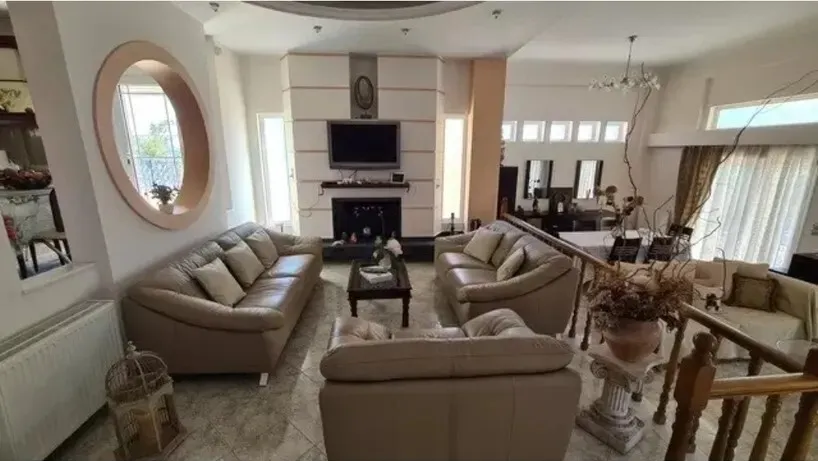 818