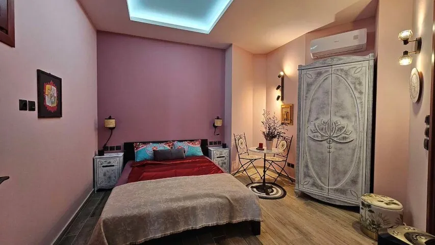 853