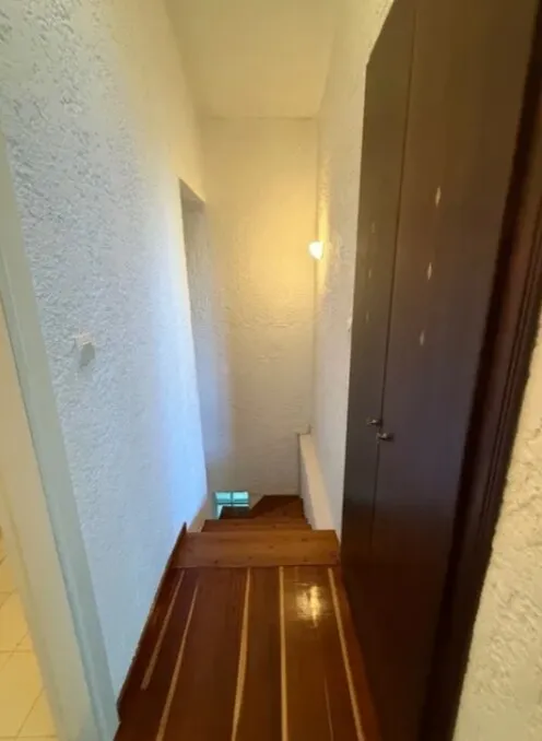 496